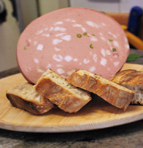 Tagliere rotondo con della Mortadella o Bondola da affettare