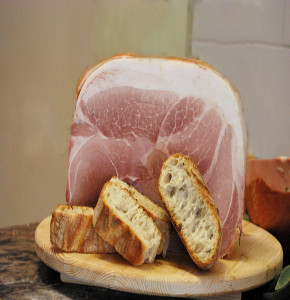 Tagliere rotondo con del Prosciutto cotto da affettare